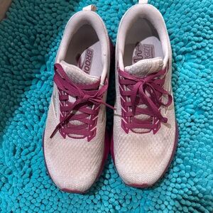 Brooks Women's Athletic Shoes - Gray and Fuchsia women’s 7.5 Levitate GTS